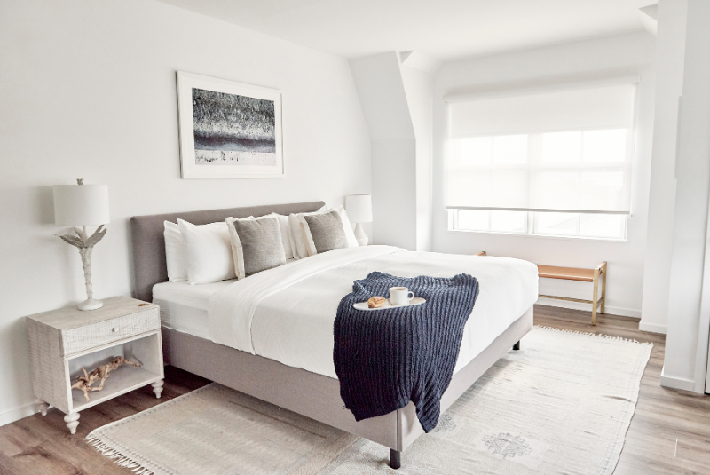 room with bed at the Menhaden